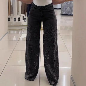 Calça Jeans Bethania™ em Denim Moderno com Renda Artesanal Floral