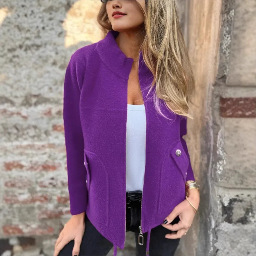 Jaqueta Donna Rebeca™ com Gola Alta e Bolsos Elegantes