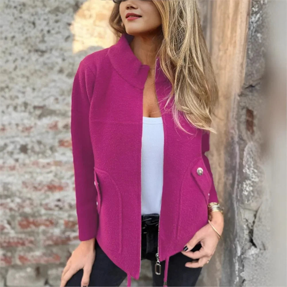 Jaqueta Donna Rebeca™ com Gola Alta e Bolsos Elegantes