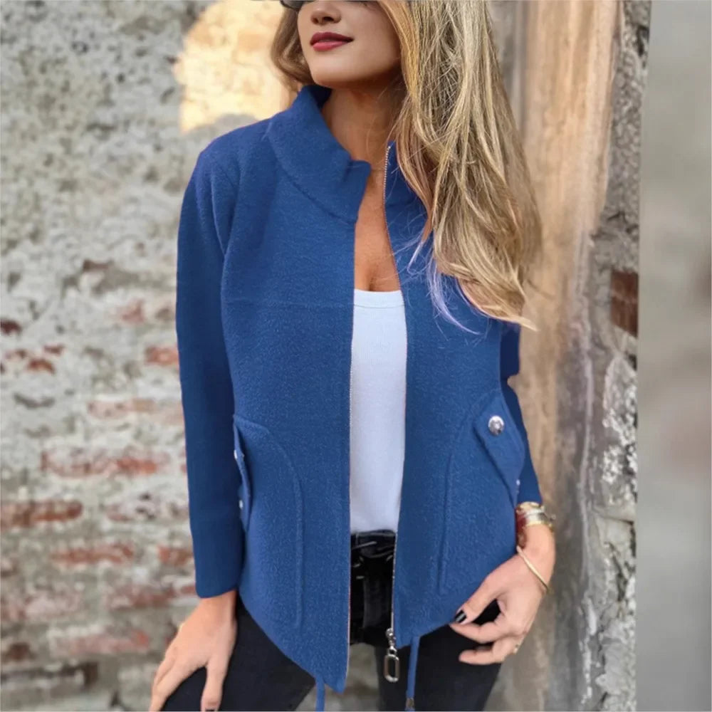 Jaqueta Donna Rebeca™ com Gola Alta e Bolsos Elegantes