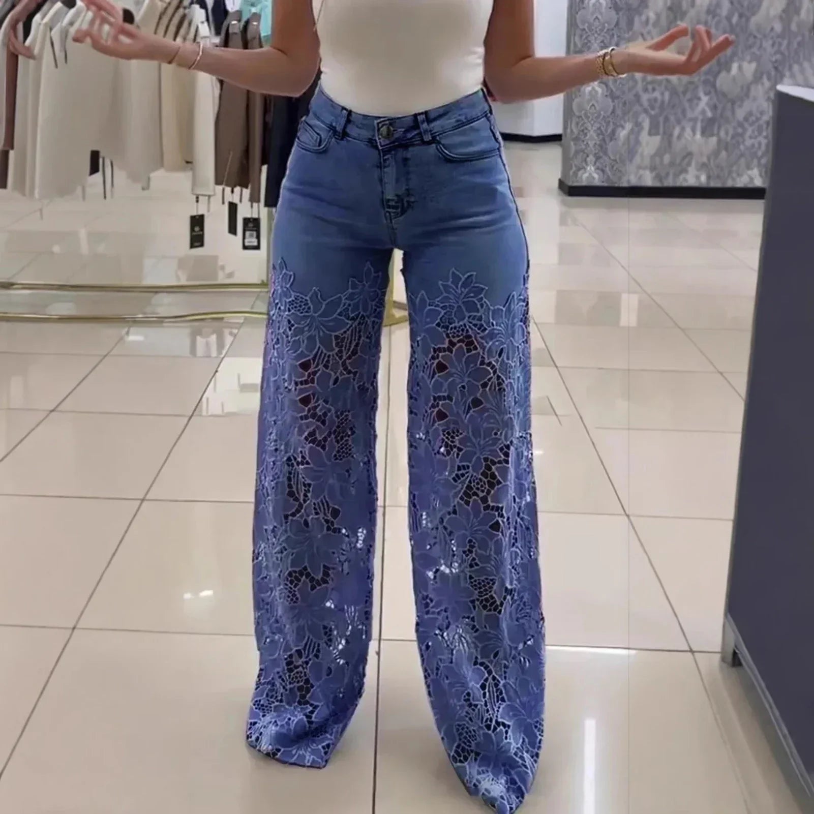 Calça Jeans Bethania™ em Denim Moderno com Renda Artesanal Floral