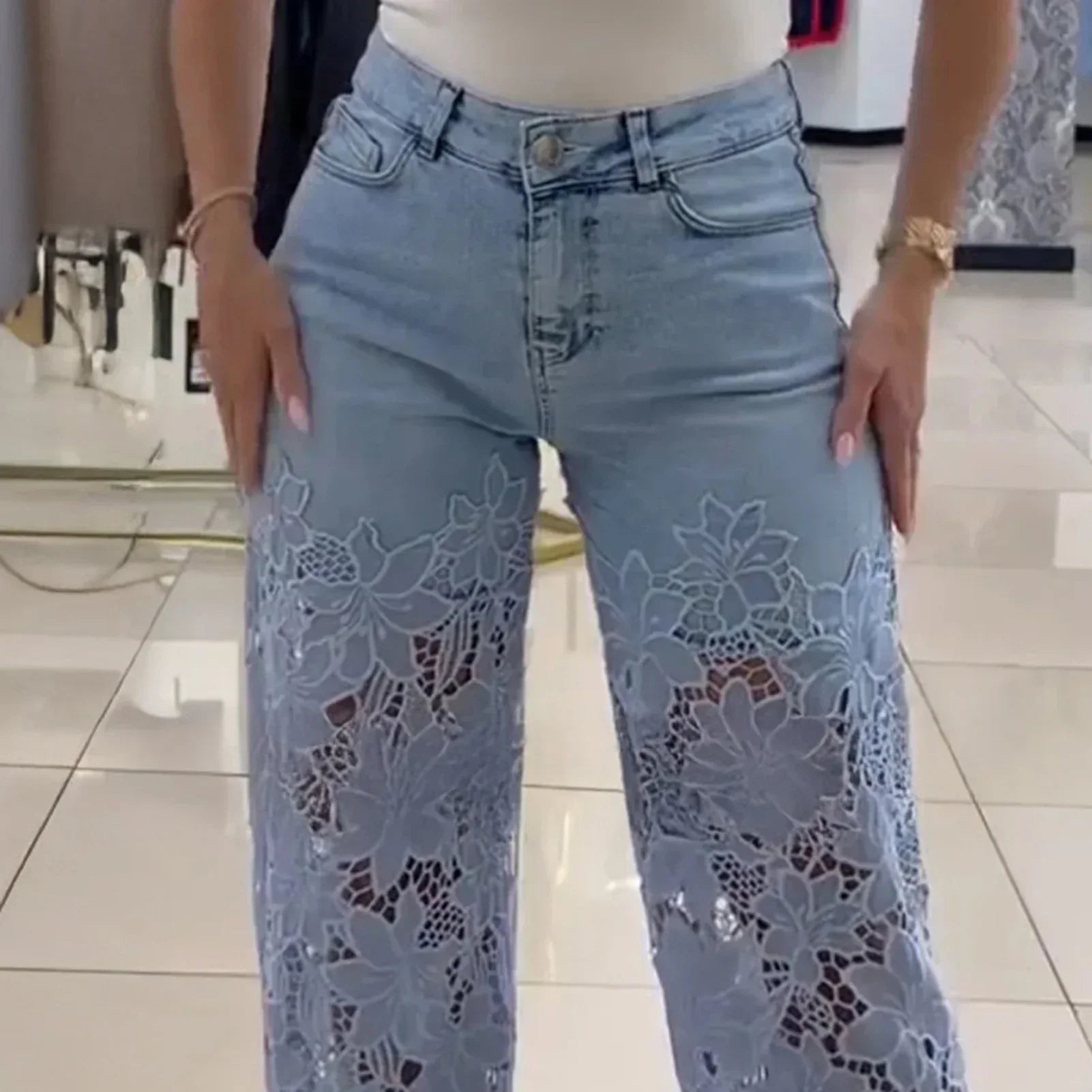 Calça Jeans Bethania™ em Denim Moderno com Renda Artesanal Floral