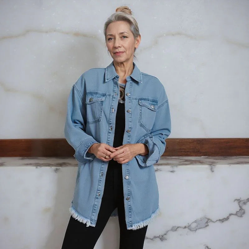Jaqueta Jeans Dakota™ em Denim Premium e Barra Desfiada
