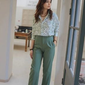 Conjunto Sálvia Élégance™ com Camisa Acetinada e Calça de Alfaiataria