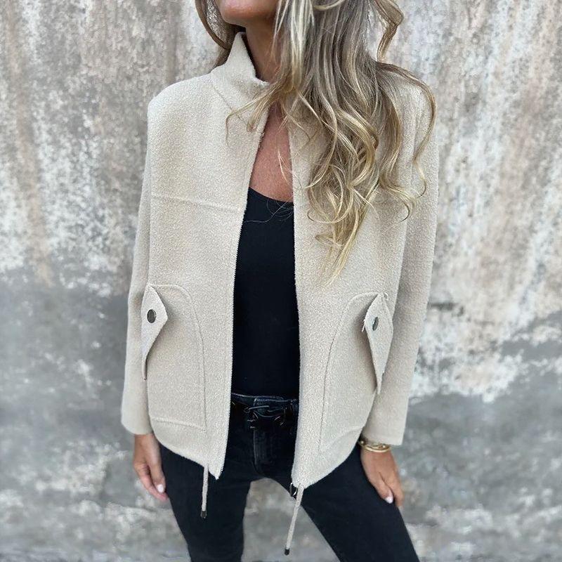 Jaqueta Donna Rebeca™ com Gola Alta e Bolsos Elegantes