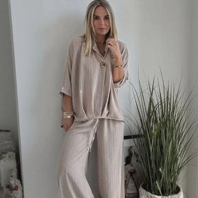 Conjunto Celinea™ com Listras Verticais e Corte Solto
