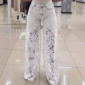 Calça Jeans Bethania™ em Denim Moderno com Renda Artesanal Floral