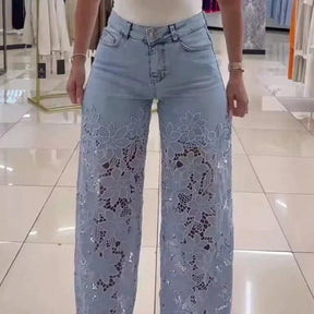 Calça Jeans Bethania™ em Denim Moderno com Renda Artesanal Floral