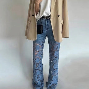 Calça Jeans Bethania™ em Denim Moderno com Renda Artesanal Floral