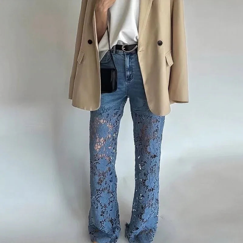 Calça Jeans Bethania™ em Denim Moderno com Renda Artesanal Floral