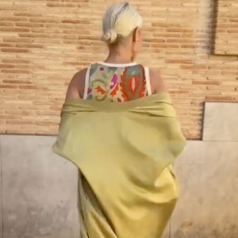 Conjunto Majorie™ em Cetim Artístico com Echarpe de Luxo